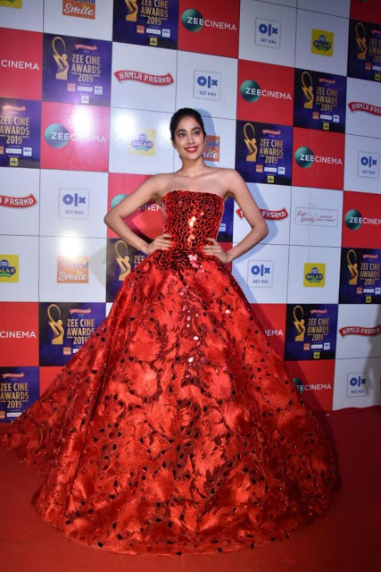 Bollywood Actress Walks The Red Carpet At The Zee Cine Awards 3